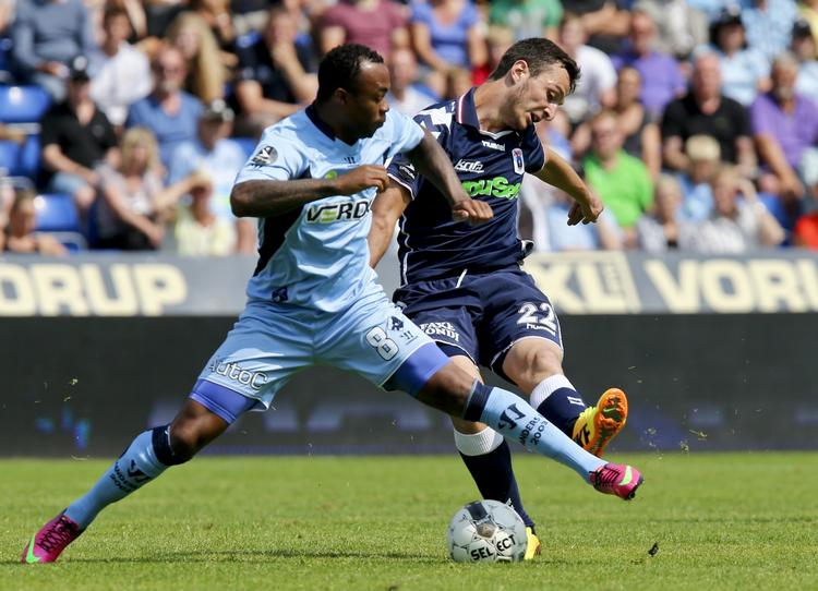 Solbold. Randers var mest tændt. Eller måske bare bedst i dagens træningsopgør. Her er det AGF's Davit Skhirtladze i duel med Randers' Lorenzo Davids. 
