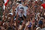Demonstration. En menneskemængde tiljubler den nu afsatte præsident Mohamed Morsi, som de bærer et billede af. 