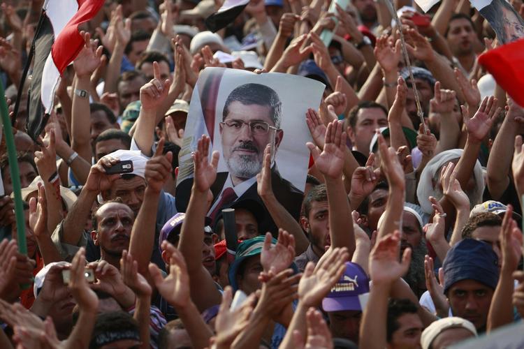 Demonstration. En menneskemængde tiljubler den nu afsatte præsident Mohamed Morsi, som de bærer et billede af. 