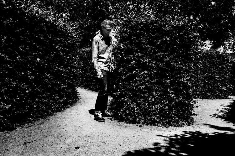 Skillevej. Da Per Fly for tre år siden var i gang med at klippe filmen 'Kvinden der elskede en mand', døde den ene af hans storebrødre. Det var et chok, efterfulgt af chokket over filmens modtagelse. Tiden siden har været præget af professionel og personlig krise - og af begge forældres død. 