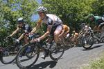 Løfteholder. Efter gårsdagens etape i Tour de France annoncerede Lars Bak, at han ville angribe på dagens etape. Og selv om han ramte udbruddet kunne han ikke gøre det færdigt til sidst og måtte se Julien Simon fra Sojasun løbe med sejren. 