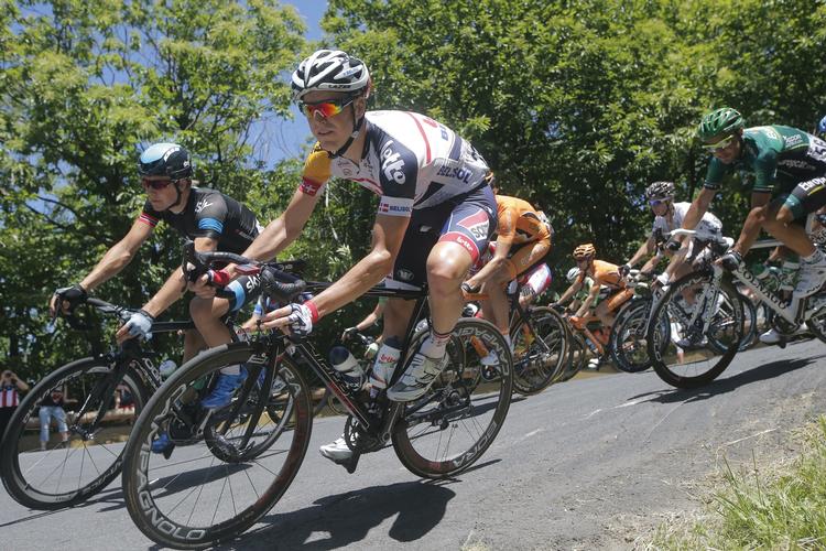 Løfteholder. Efter gårsdagens etape i Tour de France annoncerede Lars Bak, at han ville angribe på dagens etape. Og selv om han ramte udbruddet kunne han ikke gøre det færdigt til sidst og måtte se Julien Simon fra Sojasun løbe med sejren. 