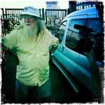 Hugo Rasmussen er sjældent i god tid til sine koncerter. Denne aften på Toldboden er dog en undtagelse. 