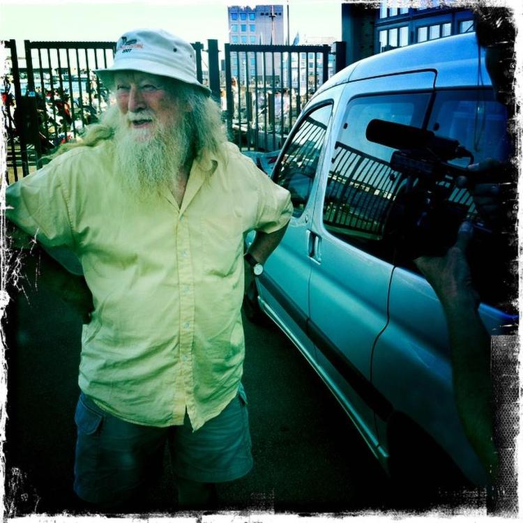 Hugo Rasmussen er sjældent i god tid til sine koncerter. Denne aften på Toldboden er dog en undtagelse. 