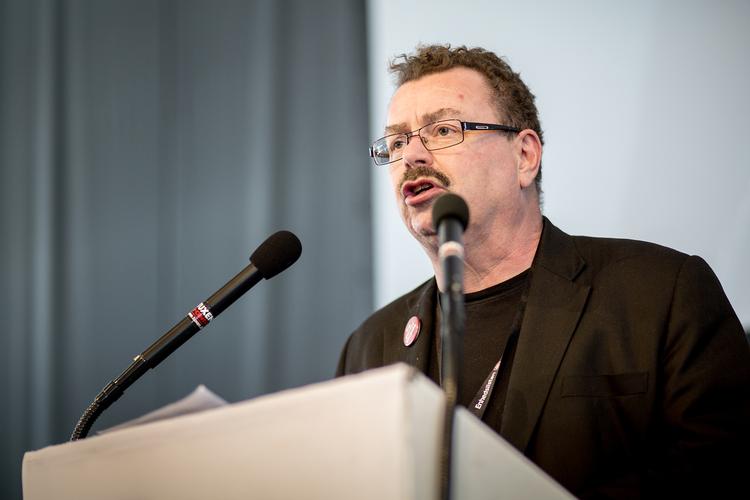 Dagpenge. Formanden for Enhedslistens folketingsgruppe, Per Clausen, revser regeringen for de seneste tal på dagpengeområdet. 