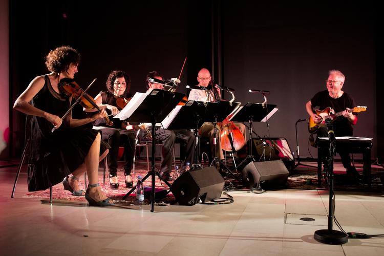 Minimalt. Strukturen i Frisells enkelte numre var baseret på endeløse repetitioner, og det gjorde musikken statisk og retningsløs. 