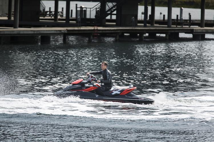 HURTIG. Stefan Nielsen er en af de vandscooterførere, der rigtig gerne vil sejle hurtigt i Københavns Havn. 