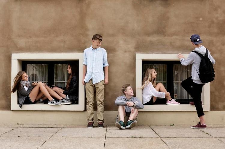 Skole i Hellerup beder aktivt eleverne om at lade være med at have det nye sociale medie 'Formspring', fordi de oplever så grelle eksempler på mobning. Vi mødes med fem elever der fortæller. Fra venstre er det Maria Roelsgaard, Sofie Kruse Søgaard, Alexander Schou Knuthsen, Conrad Riparbelli, Anna Roelsgaard og Oliver Høyer Axholm. 