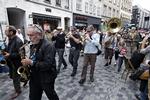 Varme. Det gode vejr trak publikum udendørs - som her til festivalens traditionelle åbning med Orion Brass Band - men betød samtidig, at flere indendørsspillesteder solgte færre billetter. 