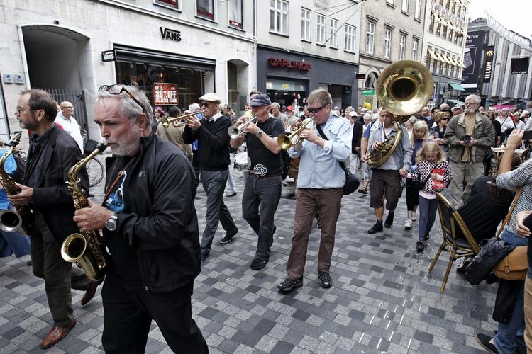 Varme. Det gode vejr trak publikum udendørs - som her til festivalens traditionelle åbning med Orion Brass Band - men betød samtidig, at flere indendørsspillesteder solgte færre billetter. 