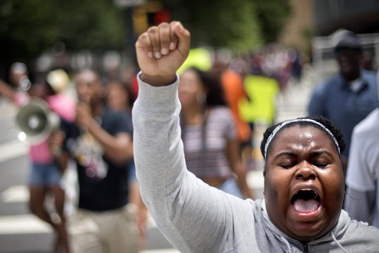 Demo. Folk gik på gaden over hele USA efter frifindelsen af George Zimmerman. Her er det en 24-årig kvinde i Atlanta, der protesterer. 