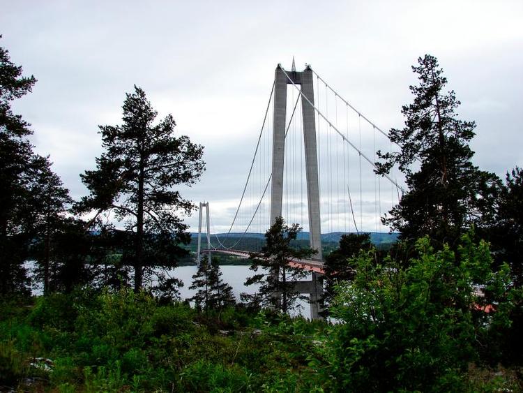 Skærgård. Sådan så Lone og Henning Hansen Höga Kusten-broen fra den rasteplads hvor der også vankede god kaffe. 