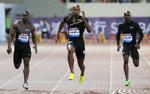 Tempo. Det går hurtigt, når Asafa Powell (i midten) hamrer af sted, men det har også foregået med et forbudt stof i kroppen. 