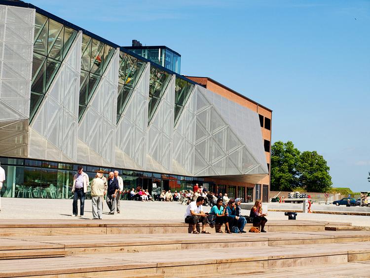 Samlingssted. Kulturværftet, der åbnede i 2010, rummer både bibliotek, teater- og koncertsal og café. 