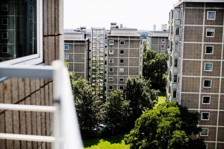 Udsigt. Når vejret er klart, og mørket har sænket sig, kan Alice Martinez Rodriguez se fyret på Stevns fra sin altan på 8. etage. 