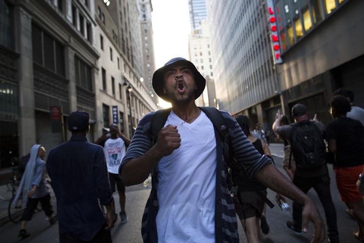 Vrede. Demonstranter var på gaden i blandt andet New York for at protestere over frifindelsen af manden, der skød den 17-årige Trayvon Martin. 
