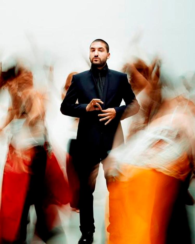 kejtet. Maaloufs præsentation af sit materiale var underligt kejtet. Omend på en oprigtig, sød og charmerende måde. 