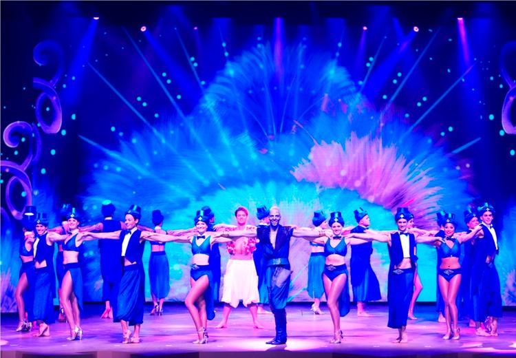 Musical. På scenen i Operaen kan publikum opleve unge skuespiltalenter, idet Johannes Nymark er Aladdin, Maria Lucia Heiberg Rosenberg er Prinsesse Jasmin og Pelle Emil Hebsgaard er Genie. 