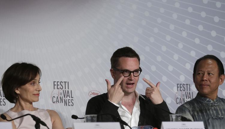 Cannesfilm- 'Only God Forgives' vandt ikke ved dette års filmfestival i Cannes. I Danmark har kun omkring 25.000 købt billet siden premieren i maj. Her ses instruktøren med to af skuespillerne, Kristen Scott Thomas og Vithaya Pansringarm 