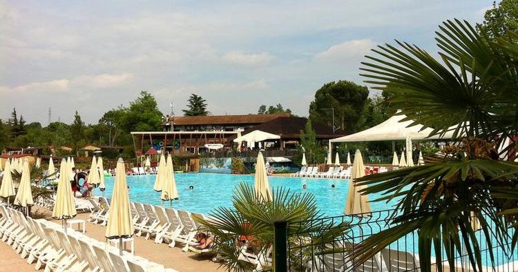 Pool. Syd for Gardasøen i Italien ligger campingpladsen Altomicio Family Park som kan prale af at have hele fem pools. 