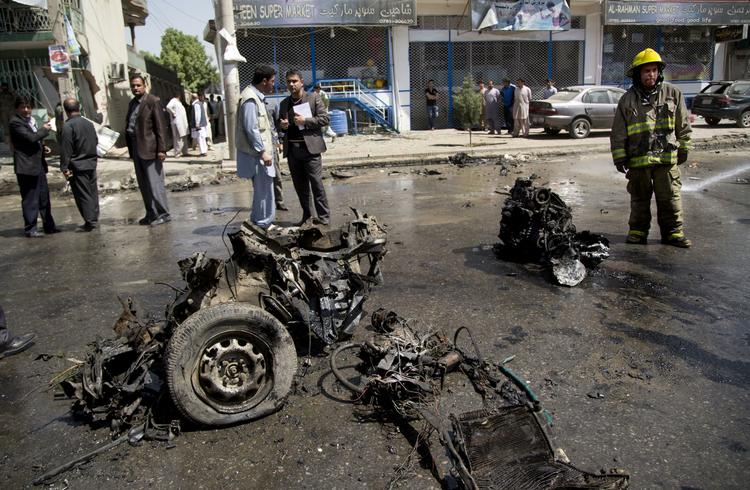 Bombe. Afghanistan er stadig et meget usikkert sted at opholde sig. Her er en Nato-konvoj blevet ramt af et selvmordsangreb. 