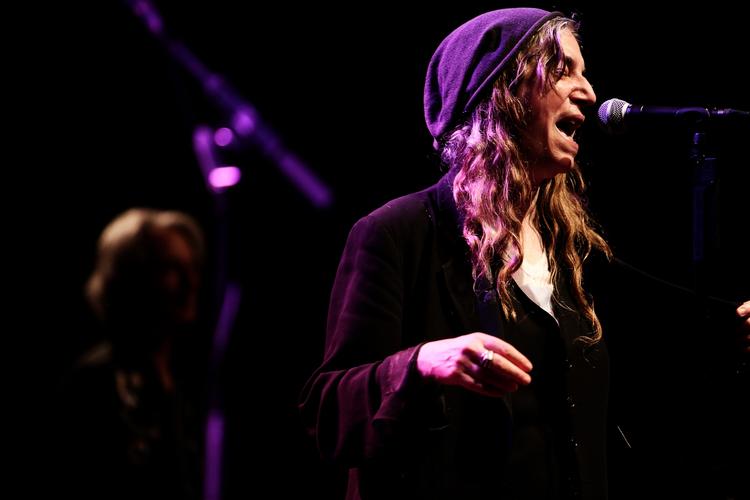 Gudmor. Patti Smith har ofte besøgt Danmark i de senere år. I aftes var hun tilbage - denne gang i Falconer Salen. 