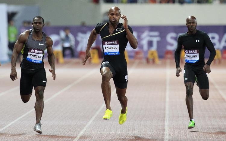 positiv. Asafa Powell ( midten) var en af de første atleter fra Jamaica, der blev testet positiv  for doping. (arkiv) 