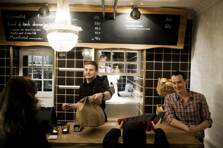 Holdningstilkendegivelser. Det har skabt massiv røre i andedammen, at Cofoco ikke længere tager imod kontanter i deres fire takeaway-forretninger. 