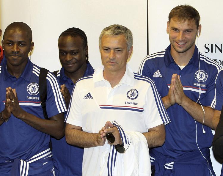 MÅL. Chelsea-træner José  Mourinho (i hvidt) går efter sejren i både Premier League, Champions League, FA Cuppen og den engelske Liga Cup 