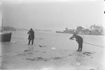 Sommerstemning. Politiken havde desværre ikke en fotograf i Silkeborg, da termometeret for 110 år siden viste minusgrader i juli. Billedet her er et såkaldt 'genrefoto'. Redaktionen formoder, at de frøs i Søhøjlandet dengang; også selv om søerne nok ikke var frosset til. 