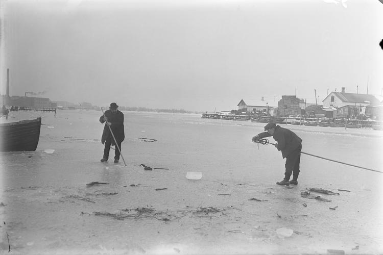 Sommerstemning. Politiken havde desværre ikke en fotograf i Silkeborg, da termometeret for 110 år siden viste minusgrader i juli. Billedet her er et såkaldt 'genrefoto'. Redaktionen formoder, at de frøs i Søhøjlandet dengang; også selv om søerne nok ikke var frosset til. 