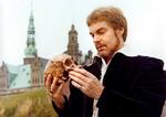 Teater. 'Hamlet' er blevet opført utallige gange før i verdenshistorien. Her er det den store engelske skuespiller Derek Jacobi i rollen. 