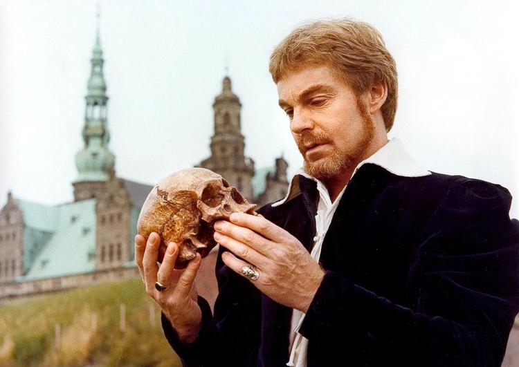 Teater. 'Hamlet' er blevet opført utallige gange før i verdenshistorien. Her er det den store engelske skuespiller Derek Jacobi i rollen. 