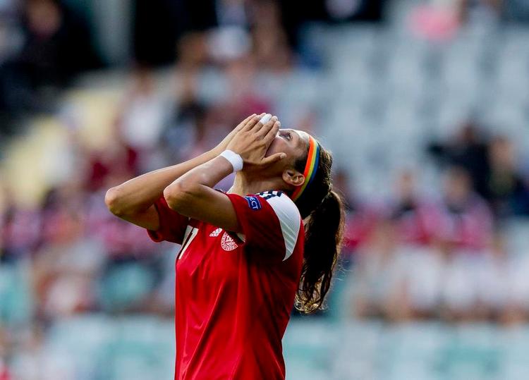 SURT. Nadia Nadims ansigt var et meget godt udtryk for stem- ningen i den danske lejr efter aftenens ærgerlige uafgjorte resultat mod Finland. Foto: Adam Ihlse/AP 