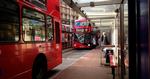 Omstridt. Den nye London-bus (bagerst) har svært ved at klare heden. Her er den klar til afgang fra Victoria. 