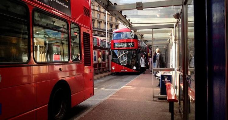 Omstridt. Den nye London-bus (bagerst) har svært ved at klare heden. Her er den klar til afgang fra Victoria. 