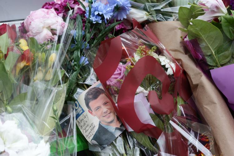 Hyldest. Fans har lagt blomster for at give afdøde Cory Monteith en sidste hilsen uden for det hotel i Vancouver, hvor han døde af en overdosis. 