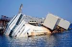Bjærgning. Teknikere er netop nu i gang med at montere 30 meter høje metalkasser på 'Costa Concordia's skrog. 