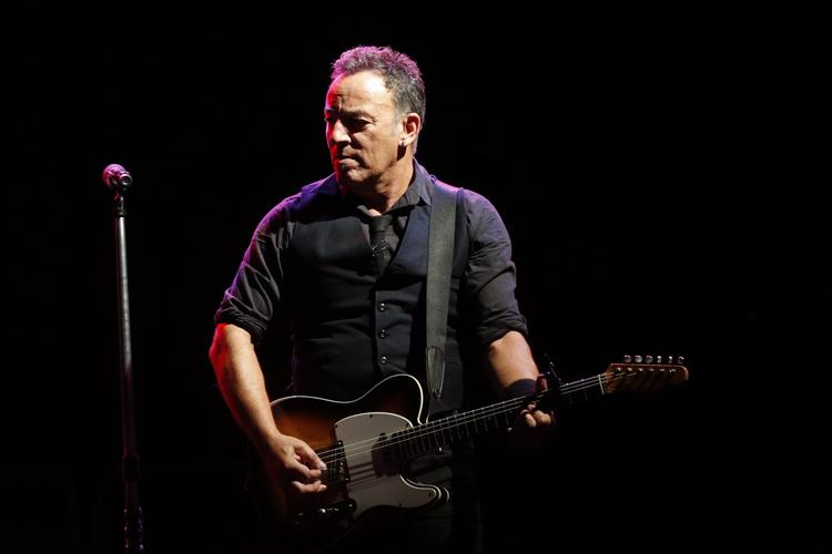 Hyldest. Bruce Springsteen har aldrig været bleg for at skilte med sine politiske holdninger. Nu hylder han den dræbte Trayvon Martin ved at dedikere en sang til ham. 