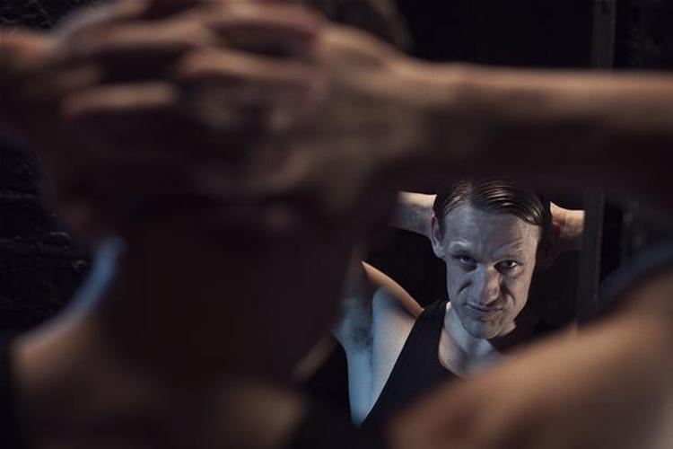 Breivik. Olaf Højgaard spiller Anders Behring Breivik i teaterstykket Manifest 2083, der skabte livlig debat og blev beskyldt for at være for kontroversielt. Nu bliver det vist i tv. 