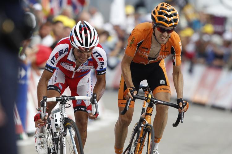 Rival. En af Jakob Fuglsangs rivaler i klassementet i Tour de France spanske Joaquim Rodriguez (Katusha) ses her i tæt kamp med Mikel Nieve (Euskaltel) på Mont Ventoux på søndagens etape. Han har tidligere vundet etapet i både Giro d'Italia, Vuelta a España samt Tour de France. 