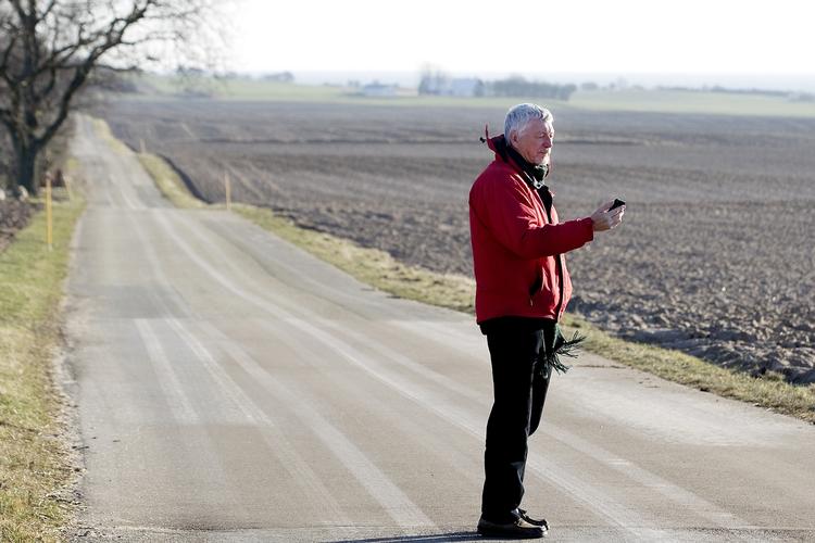 signal? Det er ikke teleselskabernes mobildækning alene, der afgør, om du får signal på mobilen. Telefonens egen antenne er også afgørende. Begge dele forsker de i på Aalborg Universitet. 
