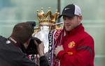 Transfer. For to måneder siden løftede Wayne Rooney mesterskabstrofæet efter Manchester Uniteds succes i Premier League. Nu går rygterne på, at den engelske landsholdsangriber er på vej væk. 