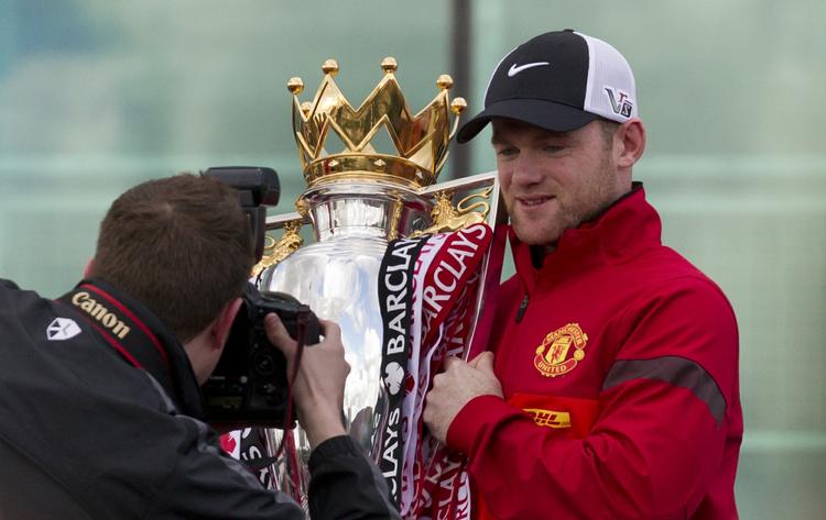 Transfer. For to måneder siden løftede Wayne Rooney mesterskabstrofæet efter Manchester Uniteds succes i Premier League. Nu går rygterne på, at den engelske landsholdsangriber er på vej væk. 