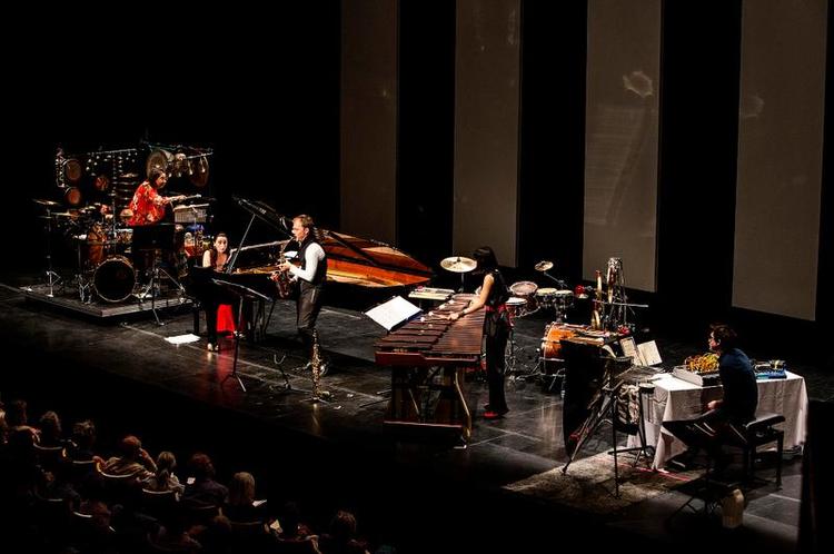 Intenst. Tanja Zapolski er klassisk pianist, men for hende stopper det ikke med Brahms. Tirsdag havde hun tilmed indkaldt et stærkt hold til at lave genreeksperimenter. 