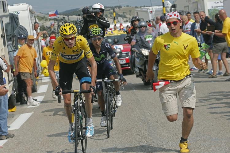 ekstremt. Britiske Christopher Froome (gul)  med colombianeren Quintana på hjul under den dramatiske bjergetape op ad Mont Ventoux i slutningen af juli under sommerens Tour de France. 