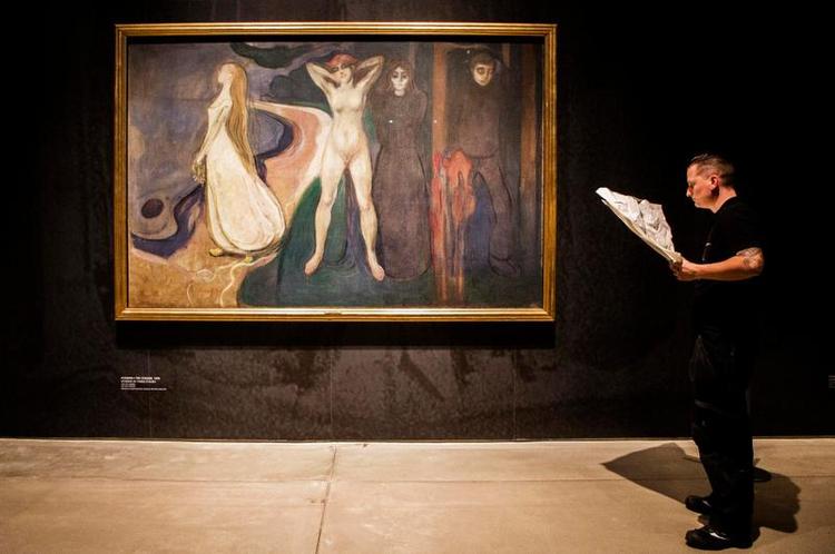 Sikring. Sikkerheden skal være i top, når museer låner kunstværker af hinanden, som her med Edvard Munch på ARoS i Aarhus. 