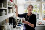 <cutline_leadin>velfærd. </cutline_leadin>Lene Hannestad på 77 år er en af de ældre på Frederiksberg, som nu igen kan få støvsuget sine gulve af en hjemmehjælper. <fotograf>Foto: Daniel Hjorth</fotograf><137..>har skrevet opskrifter hele sit liv og har et køkken fyldt med udstyr, heriblandt, hele syv stegepander. <137> 