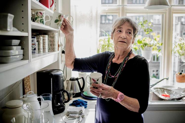 <cutline_leadin>velfærd. </cutline_leadin>Lene Hannestad på 77 år er en af de ældre på Frederiksberg, som nu igen kan få støvsuget sine gulve af en hjemmehjælper. <fotograf>Foto: Daniel Hjorth</fotograf><137..>har skrevet opskrifter hele sit liv og har et køkken fyldt med udstyr, heriblandt, hele syv stegepander. <137> 