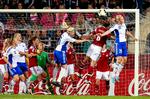 LODTRÆKNING. Annica Sjölund (th.) udligner i tirsdagens 1-1-gruppekamp mellem Danmark og Sverige. Det  resultat kan komme til at koste Danmark kvartfinalepaldsen. 